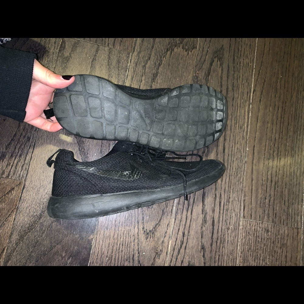 Black Nike Roshe